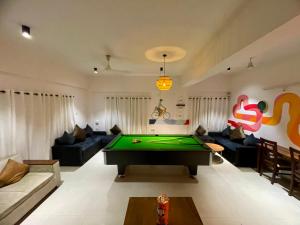 HOSHTEL99 - LUX - Stay, Cowork and Cafe - Luxurious Twin Bungalow