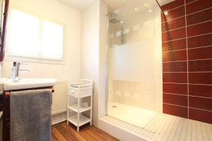 B&B / Chambres d'hotes Chambres d-hotes du Mont Roulet la Hague : Chambre Double avec Salle de Bains Privative