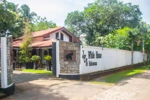 JC'S White House - Moragaswewa