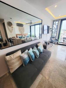 Hermoso condo, piscina, 5ª Avenida y la playa