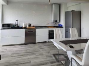 Flott sentrumsnær leilighet med egen parkering