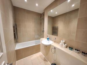 Elegant 2BR Apartment Steps from Tube