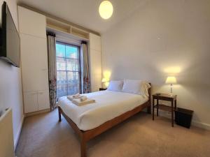 Elegant 2BR Apartment Steps from Tube
