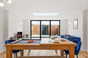 Deluxe 5 Bed House in London - Pool Table