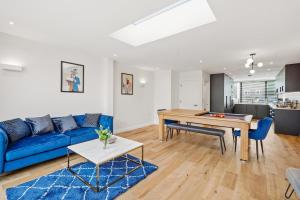 Deluxe 5 Bed House in London - Pool Table