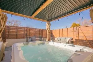 Terracotta Suite at ArnoTriplex! Hot Tub and Pet Friendly! - 阿尔伯克基