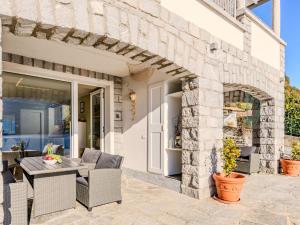 Apartment Riflesso del lago by Interhome