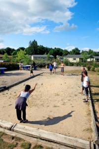 Maisons de vacances Holiday Home Les Hameaux de Miel-Chalet 6 pers- by Interhome : photos des chambres