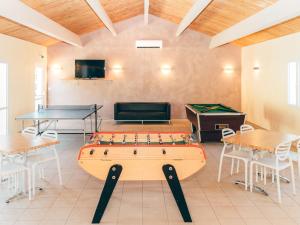 Maisons de vacances Holiday Home Les Hameaux de Pomette-Chalet 4 pers- by Interhome : photos des chambres