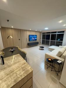 Apt Reformado, grande e moderno - 300m do Mar