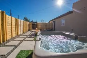 Sage Suite at ArnoTriplex! Hot Tub and Pet Friendly! - Albuquerque