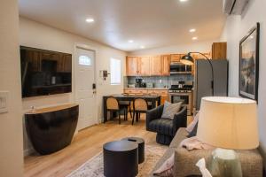 Sage Suite at ArnoTriplex! Private Hot Tub-Close to Downtown-Pet Friendly-No Pet Fee!