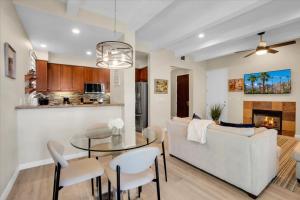 Modern LQ Getaway Steps to pool & spa #A