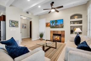 Modern LQ 2BR Getaway Steps to pool & spa
