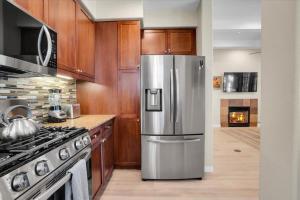 Modern LQ 2BR Getaway Steps to pool & spa