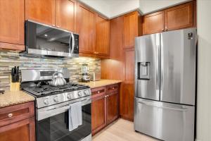 Modern LQ 2BR Getaway Steps to pool & spa