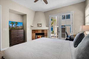 Modern LQ 2BR Getaway Steps to pool & spa