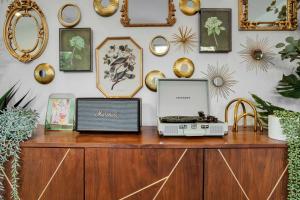 El Paseo Paradise 3BR Desert Oasis with pool & spa