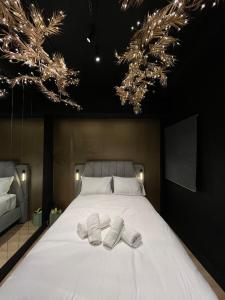 Tsakalof 17 Black Suite by Zeus Suites