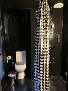 Tsakalof 17 Black Suite by Zeus Suites