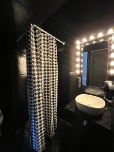 Tsakalof 17 Black Suite by Zeus Suites