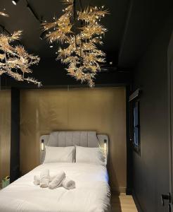 Tsakalof 17 Black Suite by Zeus Suites