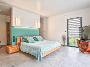 Maisons de vacances Maison elegante avec jacuzzi, confort moderne et histoire a Ranville - FR-1-788-44 : photos des chambres
