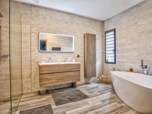 Maison élégante avec jacuzzi, confort moderne et histoire à Ranville - FR-1-788-44