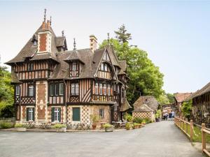 Maisons de vacances Maison elegante avec jacuzzi, confort moderne et histoire a Ranville - FR-1-788-44 : photos des chambres