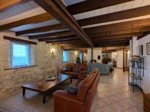 Maisons de vacances Grand Gite Familial avec Piscine Chauffee, Wi-Fi et Animaux Bienvenus - FR-1-653-272 : photos des chambres