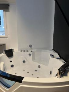 Tsakalof 17 Jacuzzi Kolonaki Suite by Zeus Suites