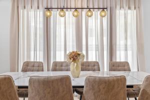7 Minutes from City Centre - Luxury 6BR Villa