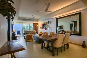 Beachfront 1BR | 5 Pools + Gym + Balcony Views