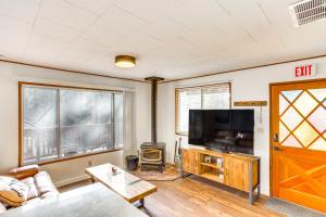 2 Mi to Big Bear Mtn Resort Cabin with Updated Deck