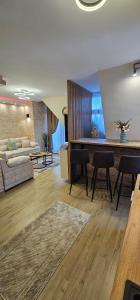 Green Hill Isidorovic Divcibare ll