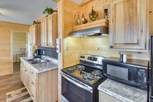 Walk to White River Mountain View Family Cabin!