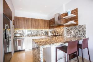 Classic Condo with Mtn View, Top Location, Pool, Gym