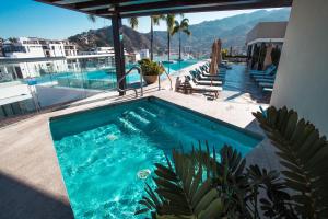 Classic Condo with Mtn View, Top Location, Pool, Gym