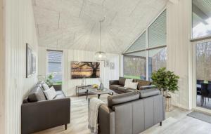 Gorgeous Home In Jesendorf With Sauna