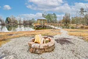 Walk to Little River Falls Lakefront Cabin - Mentone