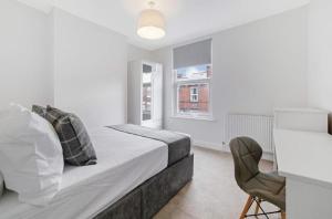 Comfy 2 Bed House - Free Parking - Near City Centre