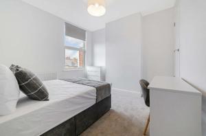 Comfy 2 Bed House - Free Parking - Near City Centre