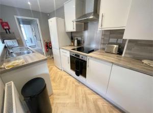 Comfy 2 Bed House - Free Parking - Near City Centre