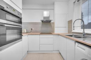 3 Bedrooms Homely House in Motherwell Sleeps 8 comfortably with 6 double beds Near Glasgow Edinburgh Free Private Parking Business Travellers Contractors Holiday Goers NearMajor transport links