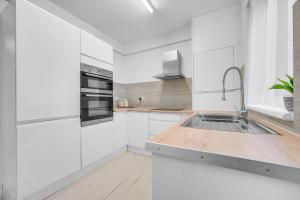 3 Bedrooms Homely House in Motherwell Sleeps 8 comfortably with 6 double beds Near Glasgow Edinburgh Free Private Parking Business Travellers Contractors Holiday Goers NearMajor transport links