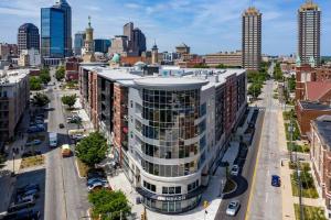 3 modern apts near nightlife & attractions