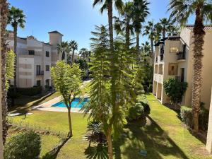 Cozy, great views, walking to golf course, pool