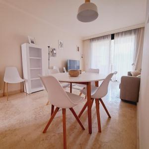 Cozy, great views, walking to golf course, pool