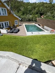 Idyllic seaside Sørland cabin with swimming pool - 灵达尔