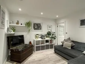 St Leonards Contemporary Courtyard Apartment - Hollington